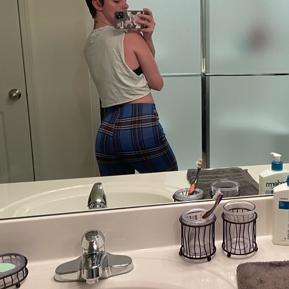 UO Cara High-Waisted Flare Pant - Picture 4 of 4